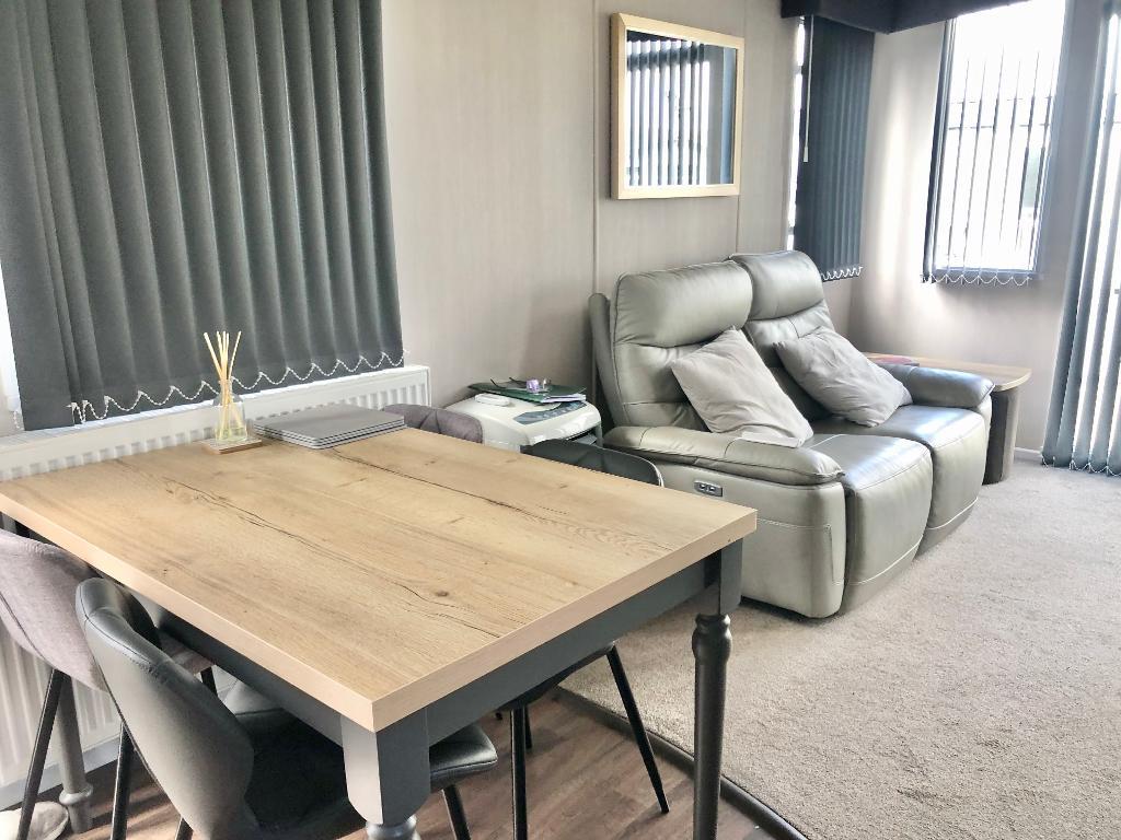 2 Bedroom Park Home For Sale in Warwick Road, Stratford upon Avon, CV37