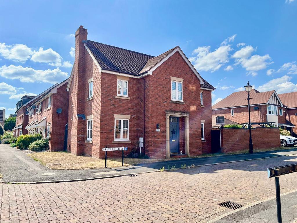 Newbury Drive, Stratford upon Avon, CV37 9LZ